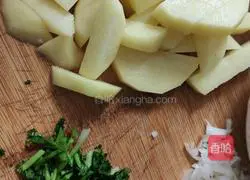 Illustration of how to make braised noodles with potato chips 1