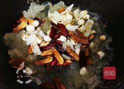 红枣莲子百合银耳汤的做法图解9