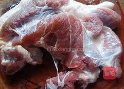 平菇炖膀肉的做法图解1