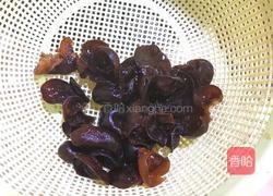 木耳焖鸡翅的做法图解2