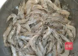 Illustration of how to make crispy small river shrimp 1