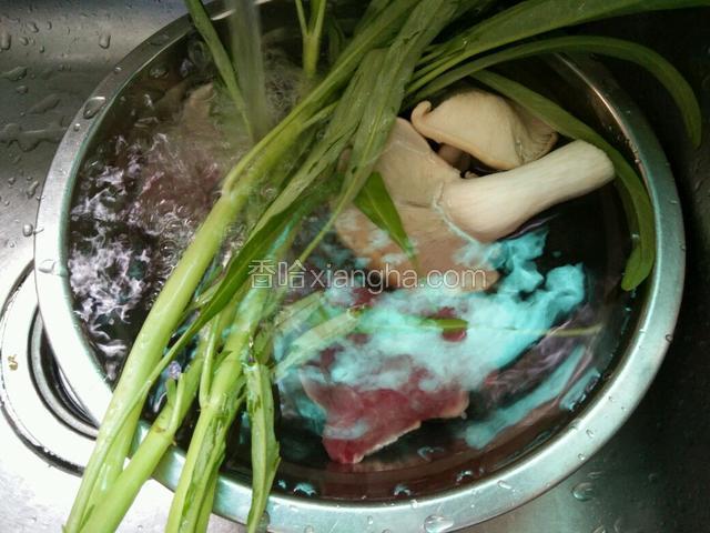 空心菜，平菇，猪肉清洗干净