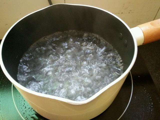 奶锅放入适量水烧开