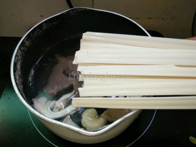 依次放入挂面，煮至一会儿