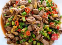 Illustration of how to stir-fry chicken hearts with garlic moss 12