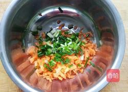 胡萝卜小葱煎蛋的做法图解1