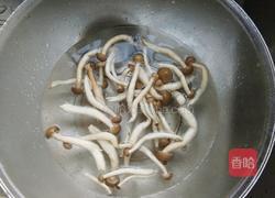 黄瓜胡萝卜炒蟹味菇的做法图解1