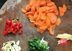 超简单味鲜好吃的红萝卜炒鱿鱼花的做法图解1