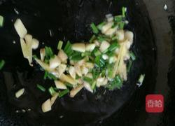 超简单味鲜好吃的红萝卜炒鱿鱼花的做法图解4