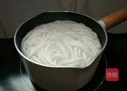 Illustration of how to make QQ noodles with chili sauce 5