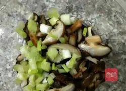 Illustration of how to make mushroom and shredded chicken porridge 2