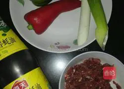 Illustration of how to make oil-consuming shredded beef with green pepper 1