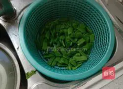 Illustration of how to make fried sword beans with carrots 2