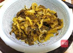 酸菜炒鸭胗的做法图解3