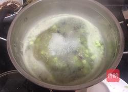 松花苦瓜汤的做法图解3