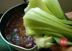 Illustration of how to make spicy crayfish flavored snail noodles 13