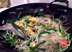 花红柳绿～韭菜豆芽炒鸡蛋的做法图解4