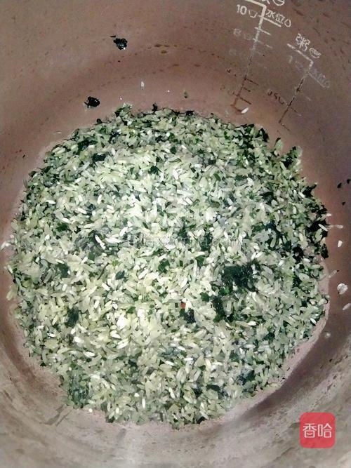捞出放入电饭煲胆，选择精煮模式，等待约40分钟