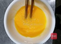 酸菜鸡蛋炒饭的做法图解2