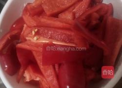红辣椒炒肉的做法图解1