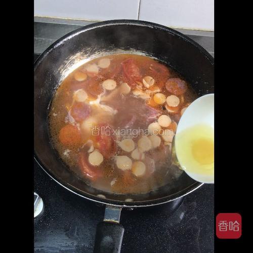 水开，转小火，从锅边滑入鸡蛋