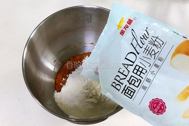 倒入面包用小麦粉。