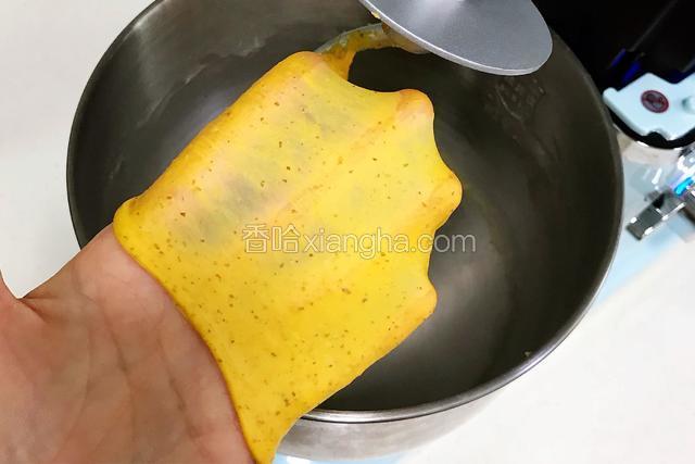 加入亚麻籽和蔓越莓干揉匀。