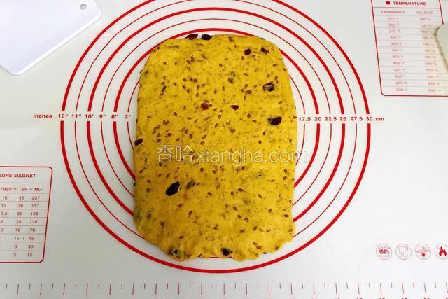 取一份松弛好的面团，用擀面杖擀成长方形。