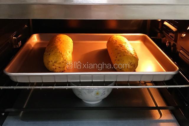 把面团放入烤箱内进行二发，在烤箱下层放碗热水增加温度和湿度。