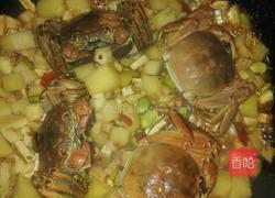 八宝辣酱烩大闸蟹的做法图解3