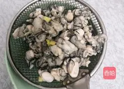 Illustration of how to pour juice on oysters 15