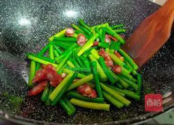 Illustration of how to make sausage and garlic sprouts 4