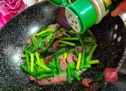 腊肠炒蒜薹的做法图解7