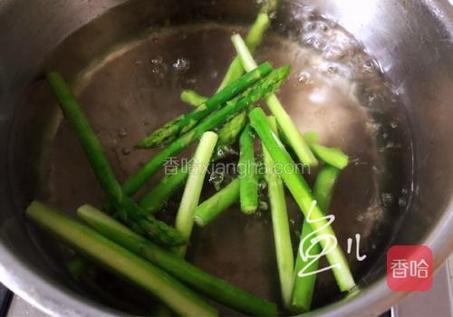 芦笋开水下锅,焯水半分钟