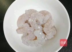 丝瓜鲜虾饼 (宝宝辅食)的做法图解1