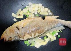 煎烧黄花鱼的做法图解7