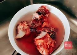 蛤蜊玉米番茄牛骨汤的做法图解2