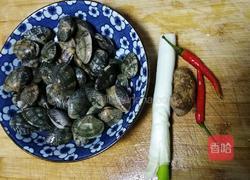 葱姜炒花甲的做法图解1