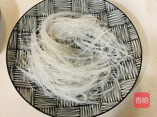 泡好的粉丝沥干摆盘备用