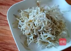 小银鱼炒花生米的做法图解2