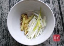 洋葱炒鱿鱼须的做法图解3