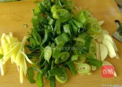 鸡叉骨炖土豆的做法图解1