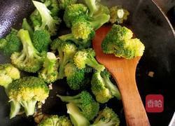 西蓝花炒虾仁的做法图解11