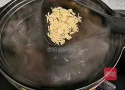 Illustration of how to make shrimp skin seaweed and egg drop soup 4