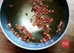 Illustration of how to make mutton and leek dumplings 1