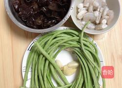 虾仁木耳烩豇豆(清脂减肥)的做法图解1