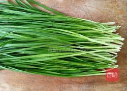 韭菜虾皮鸡蛋锅贴的做法图解1