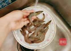 鲜虾白蛤玉米莲藕汤的做法图解3