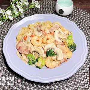 奶油蘑菇海鲜意面