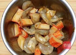 奶油蘑菇海鲜意面的做法图解4